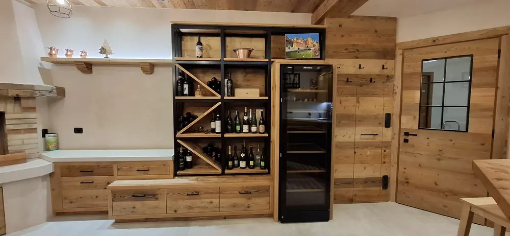Weinregal und Garderobenwand aus Altholz mit passender Innentür