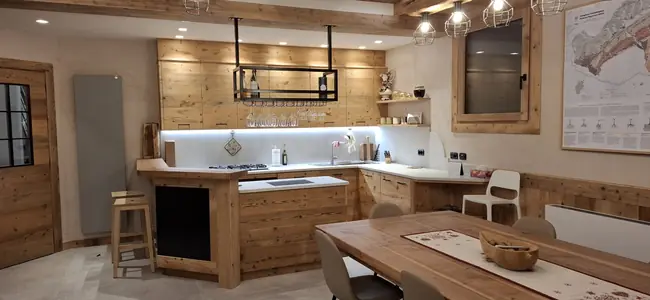 Weinregal und Sideboard aus Altholz